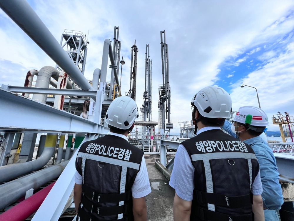 ▲ 여수해경이 유해액체물질 저장시설 등을 점검하고 있다.