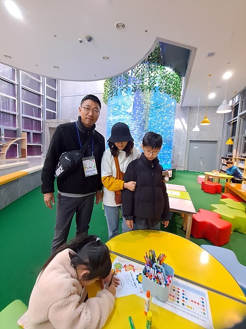 ▲  철원 동성초등학교 6학년 송지석 군 가족이 섬진강어류생태관을 방문해 체험프로그램을 하고 있다. 