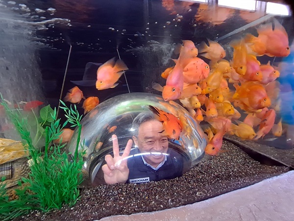 ▲  앵무새를 닮은 혈앵무 수족관에서 기념촬영한 일행 모습 ⓒ 오문수