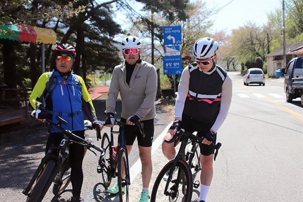 ▲ 자전거길이 잘 정비되지 않아 위험한 자동차길로 다닐 수밖에 없다며 정비를 호소하는 자전거 동호인들. ⓒ 오문수