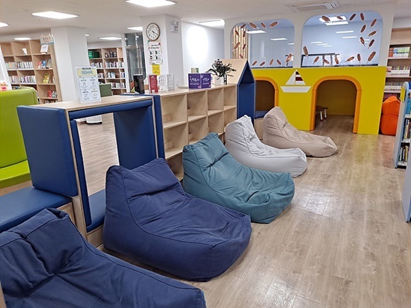 ▲ 여수시 신월로 648번지 국동임시별관 청사 1층에는 106평에 7000여 권의 장서를 갖춘 국동 작은도서관이 있다. ⓒ오문수