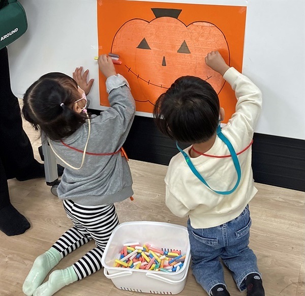 ▲ 그림 그리기 하는 어린이들 모습ⓒ 오문수