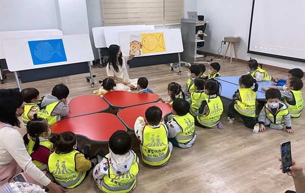 ▲  방문한 어린이들을 위한 프로그램이 진행 중이다ⓒ 오문수