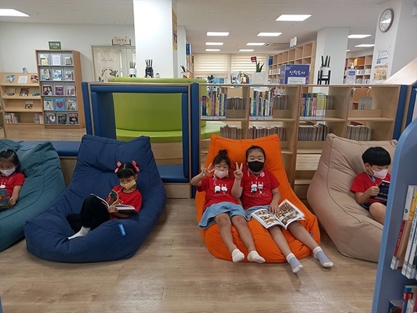 ▲  책 읽다가 피곤하면 편하게 앉거나 누워서 독서할 수도 있는 에어쿠션도 마련되어 있다.ⓒ 오문수