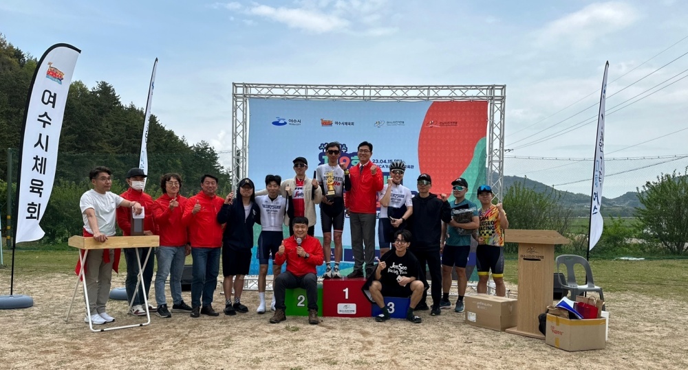 ▲ 제9회 여수시장배 힐클라임대회 수상자와 참여자가 기념사진을 찍고 있다.