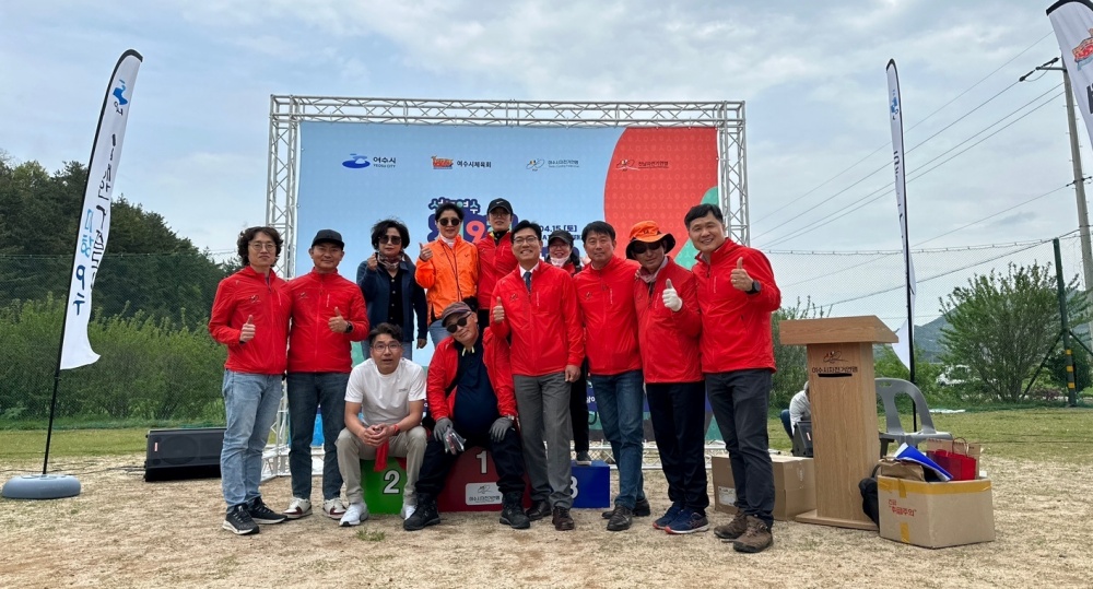 ▲  제9회 여수시장배 힐클라임대회 참여자와 관계자가 기념사진을 찍고 있다.