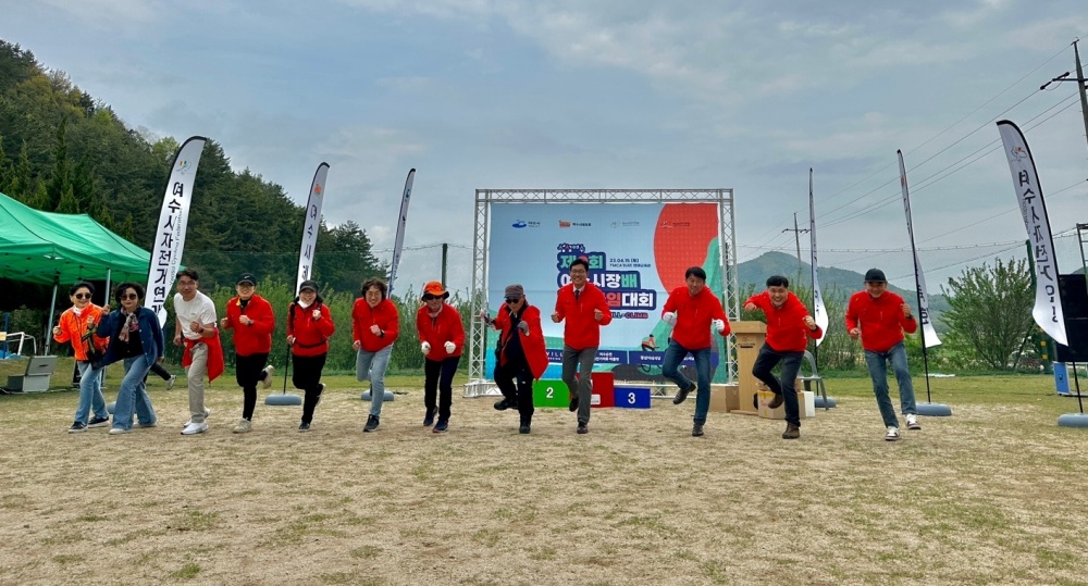 ▲  제9회 여수시장배 힐클라임대회 참여자와 관계자가 기념사진을 찍고 있다.