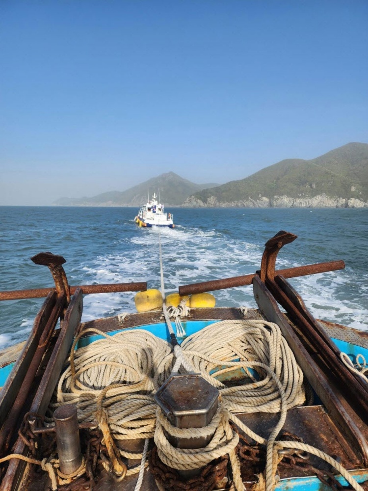 ▲ 기관 고장 선박을 예인하고 있다.