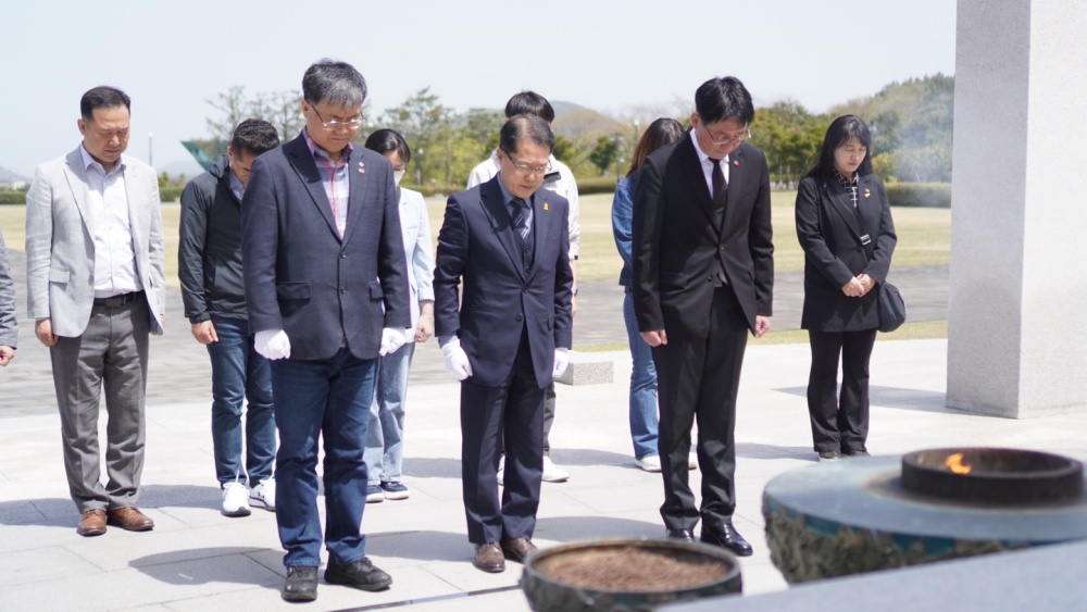▲ 제주 4.3평화공원에서 분향 후 묵념