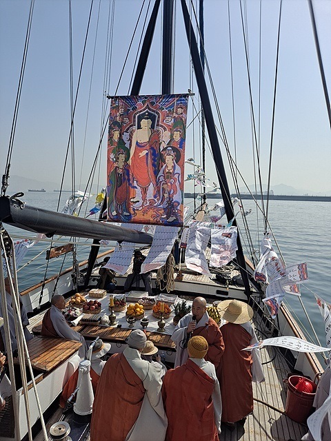 ▲코리아나호 선상에서 거행된 송광사 수륙대재 모습 ⓒ오문수