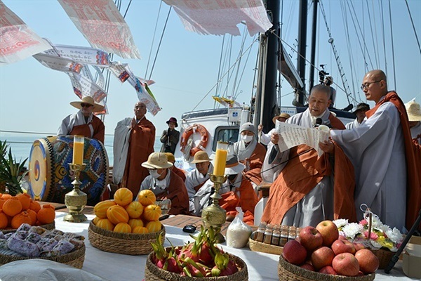 ▲ 코리아나호에서 거행된 송광사 수륙대재 모습ⓒ 오문수