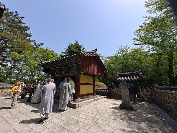 ▲ 노량해전에서 순국한 충무공 이순신의 시신을 처음으로 모신 충렬사를 참배하는 송광사 스님과 신도들. 뒤에 이순신 장군의 가묘가 살짝 보인다.ⓒ오문수