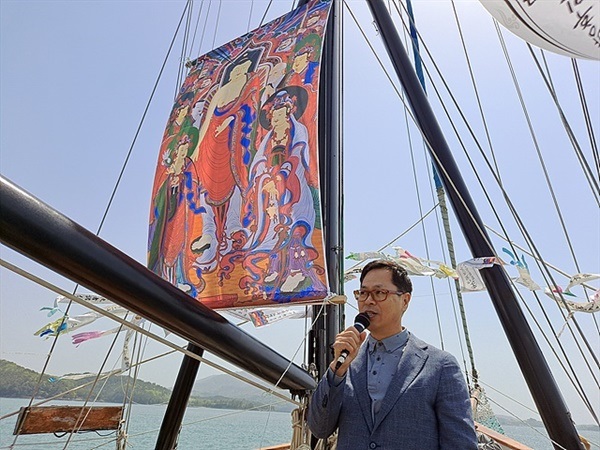 ▲ 남해안역사문화연구소 김봉윤소장이 고려대장경 판각에 대해 설명하고 있다.ⓒ오문수