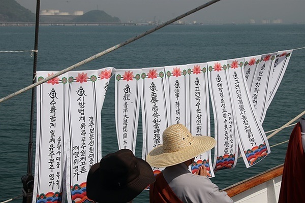 ▲종이에 적힌 글을 읽어 보면 스님들의 기도 대상이 보였다. ⓒ오문수