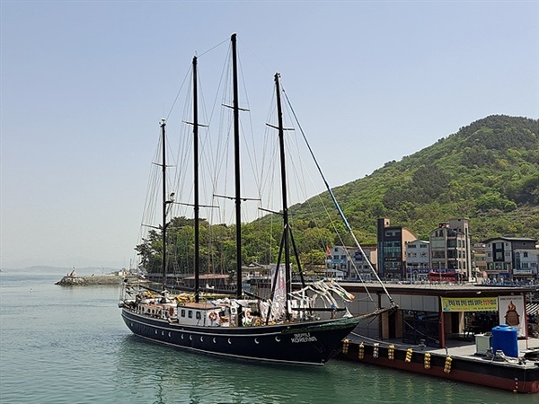 ▲ 조심조심 남해대교와 노량대교를 통과한 코리아나호가 충렬사 앞 항구에 정박하고 있다.ⓒ오문수