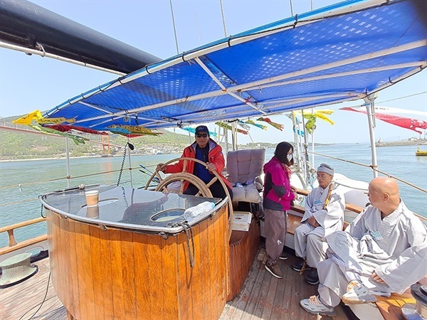 ▲ 국내유일 범선 코리아나호는 마스트 높이가 30m에 달한다. 때문에 남해대교와 노량대교를 통과할 때 마스트가 다리에 닿을까 모두들 조마조마했다. 정채호 선장은 행사가 거행되기 전에 다리를 2번 방문해 줄을 내려서 실사했다고 한다. 조심조심 다리 밑을 통과할 때 모두의 입에서 내는 소리는 "관세음보살 관세음보살"이었다. ⓒ오문수