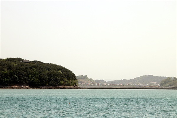 ▲  왼쪽 숲속에 이순신 장군을 기리는 '이락사'가 희미하게 보이고 오른쪽에 보이는 바다가 팔만대장경을 재조하기 위해 목재를 3년 동안 염장했던 관음포이다. 대장경 판각 후 정지장군이 왜구를 격퇴하기도 했고 이순신 장군의 순국을 지켜보았던 바다이다.ⓒ 오문수