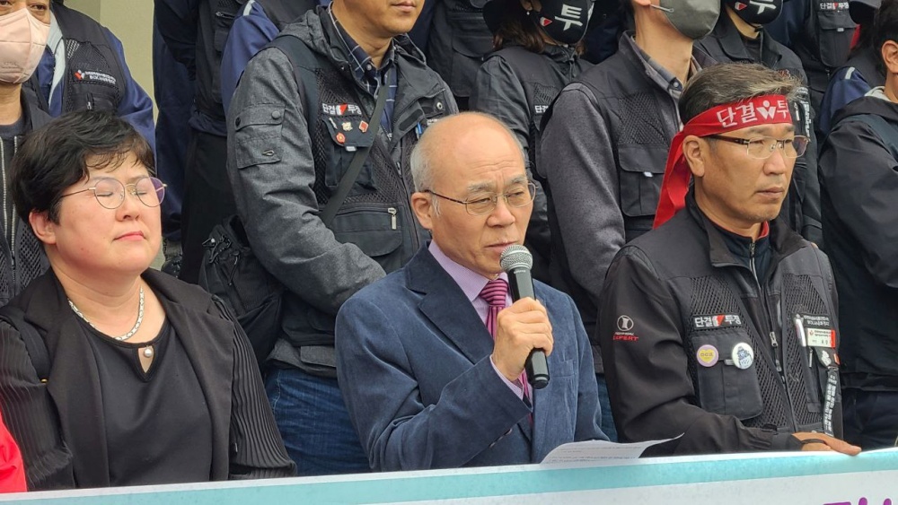 ▲ 여수환경련 정한수 공동의장이 비를라카본코리아 규탄 발언을 하고 있다 ⓒ민주노총 여수시지부