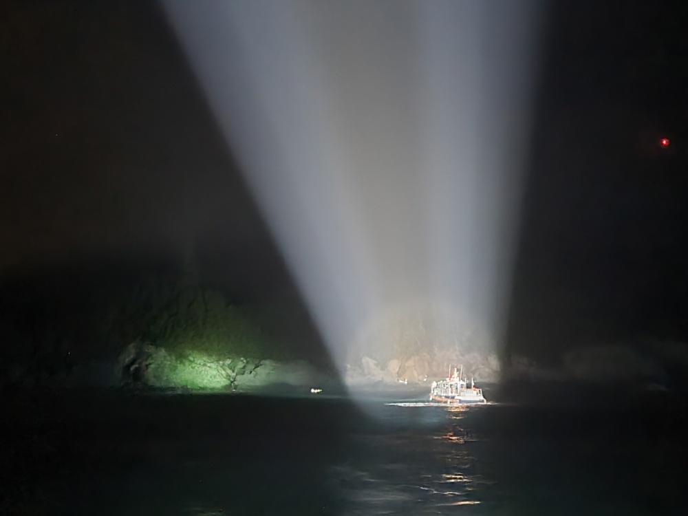 ▲경비함정 서치라이트를 이용해 연안구조정이 갯바위를 수색하고 있다.