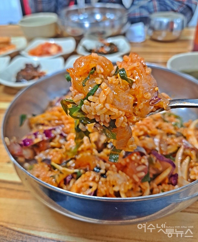 ▲숭어회비빔밥이다. 초장소스를 뿌려 쓱쓱 비벼내면 그 맛이 가히 일품이다. ⓒ조찬현