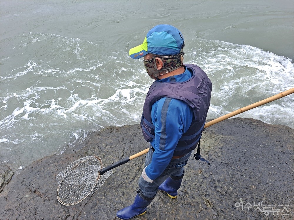 ▲어부가 거센 물결은 아랑곳없이 바다를 뚫어지게 응시한다. ⓒ조찬현