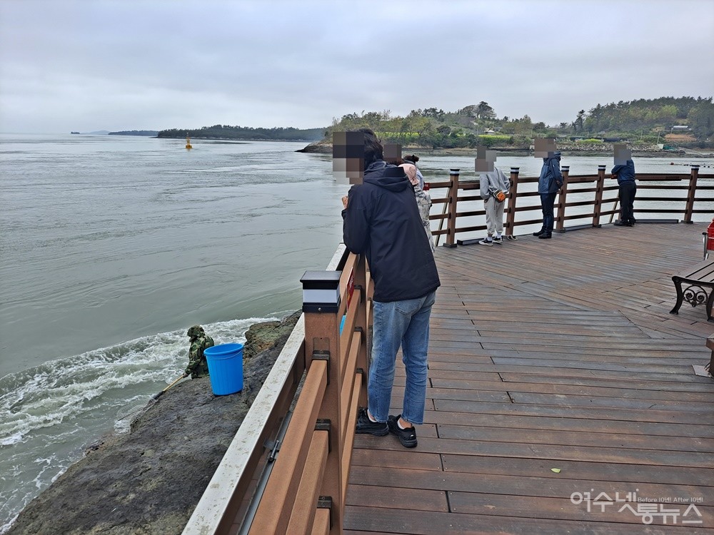 ▲뜰채 숭어잡이를 보려고 관광객들이 숭어 떼처럼 모여든다.  ⓒ조찬현