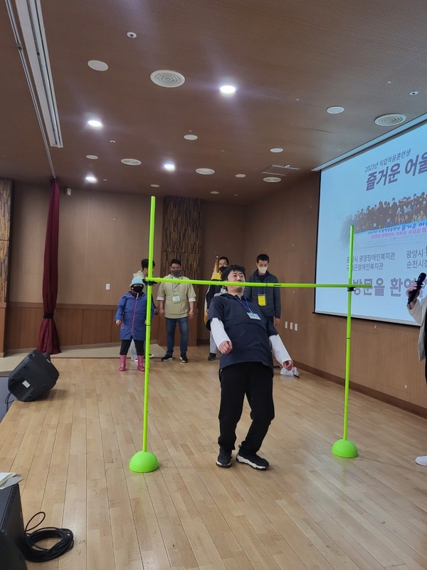 ▲ 여수시장애인종합복지관 강당에서 레크레이션