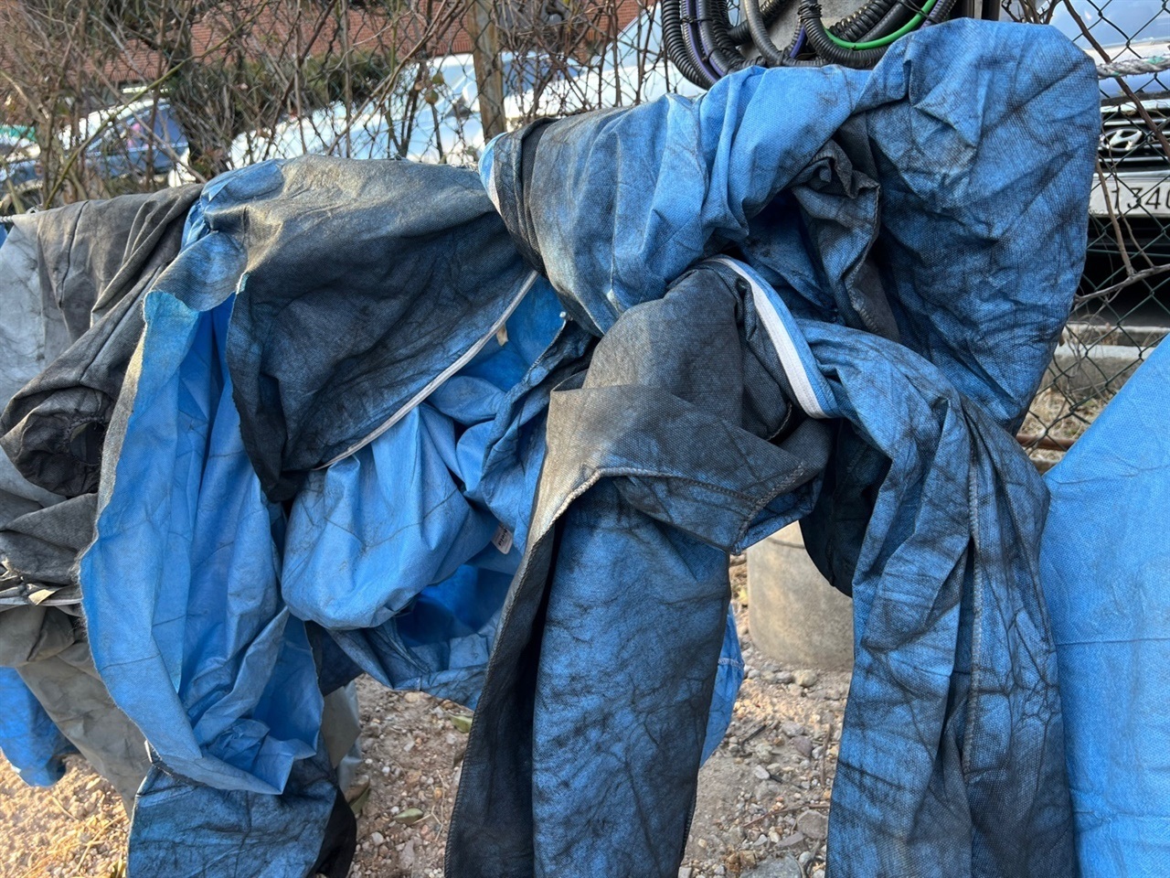 ▲ BCK 사내하청노동자들이 빨아서 사용하는 1회용 방진복 ⓒBCK사내하청지회 제공