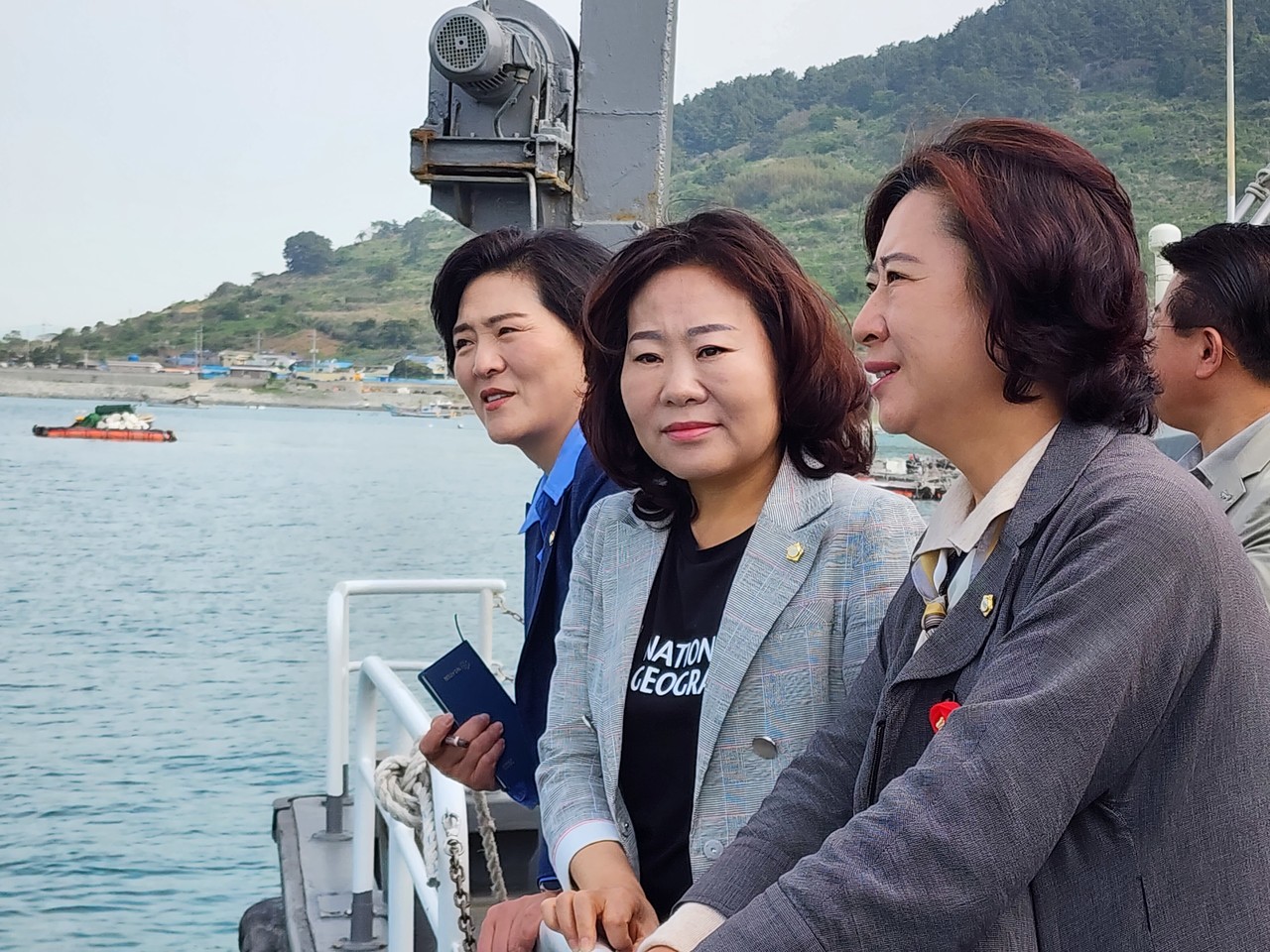 ▲ 이야포미군폭격사건 현장을 지켜보는 여수시이야포특위 박성미 위원장과 정신출·김채경 부위원장 모습 ⓒ심명남