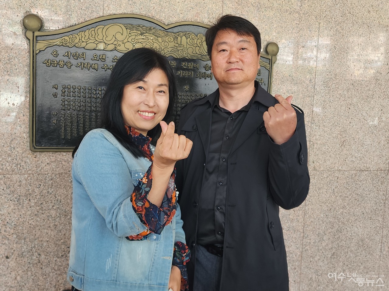 ▲ 이번 개막식때 초대가수로 여수에서 만난 사람을 부르는 아내 정유나씨와 가요제에 참가한 곽정열씨의 모습 ⓒ심명남