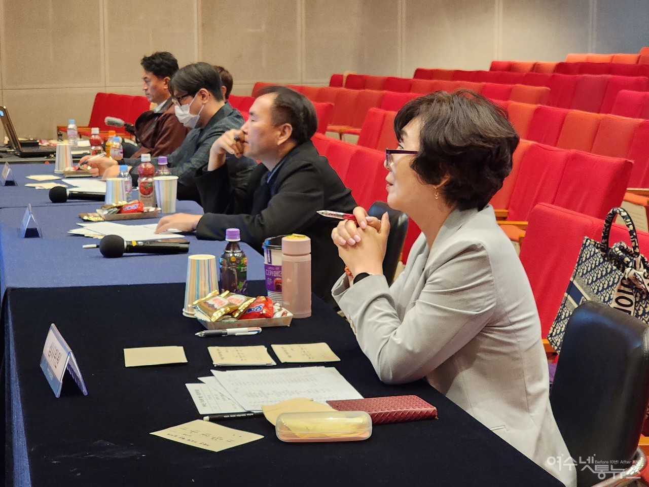 ▲ 예선에서 13명을 뽑는 심사위원들의 고민이 깊다 ⓒ심명남