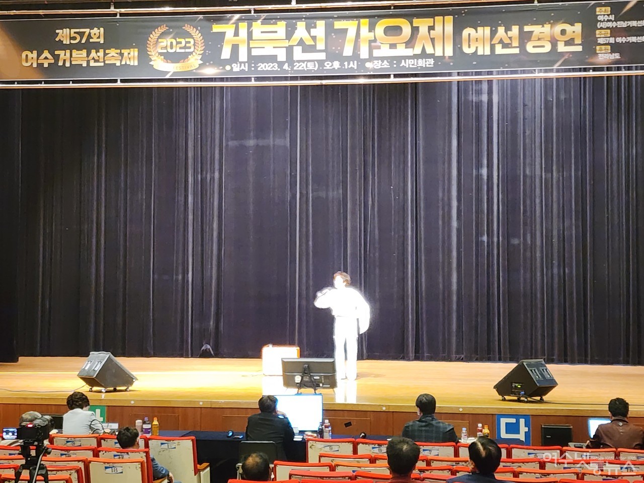 ▲ 제21회를 맞은 이번 거북선 전국 가요제 예선참가자가 열창하고 있다 ⓒ심명남