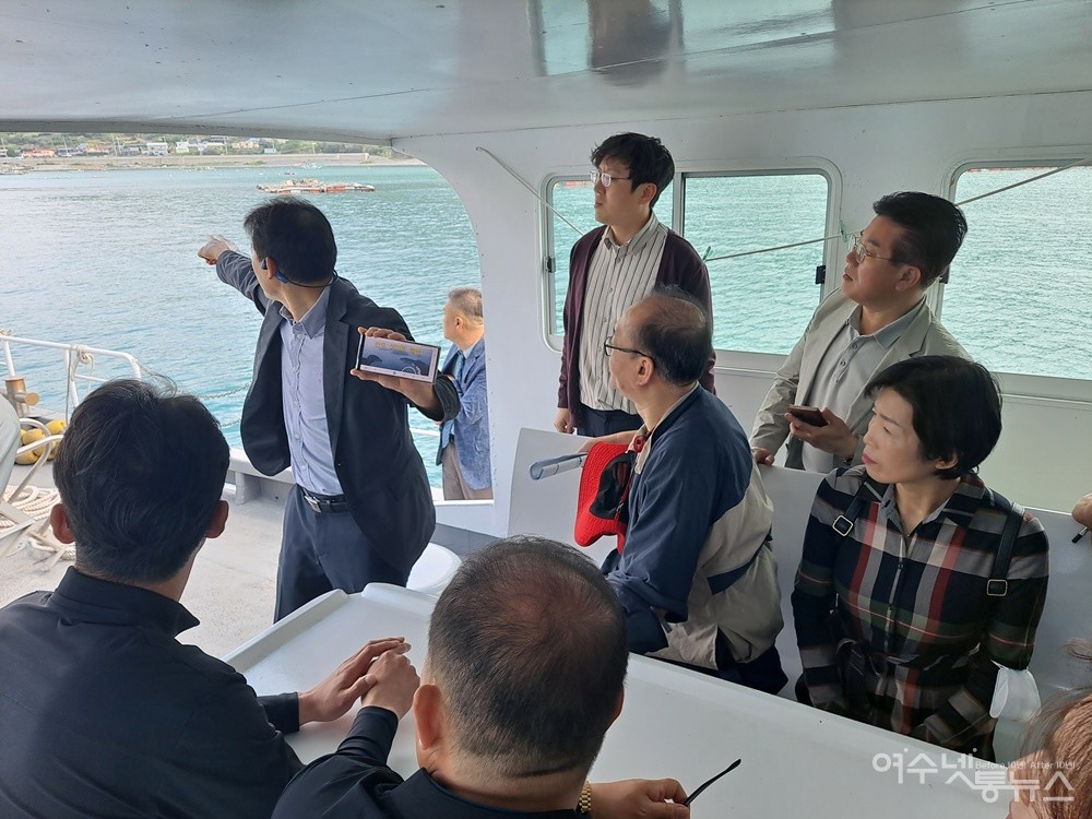 ▲이야포 미군폭격사건 위령사업 추진위원회 심명남 추진위원장이 선상에서 침몰선 추정지를 설명하고 전했다. ⓒ조찬현