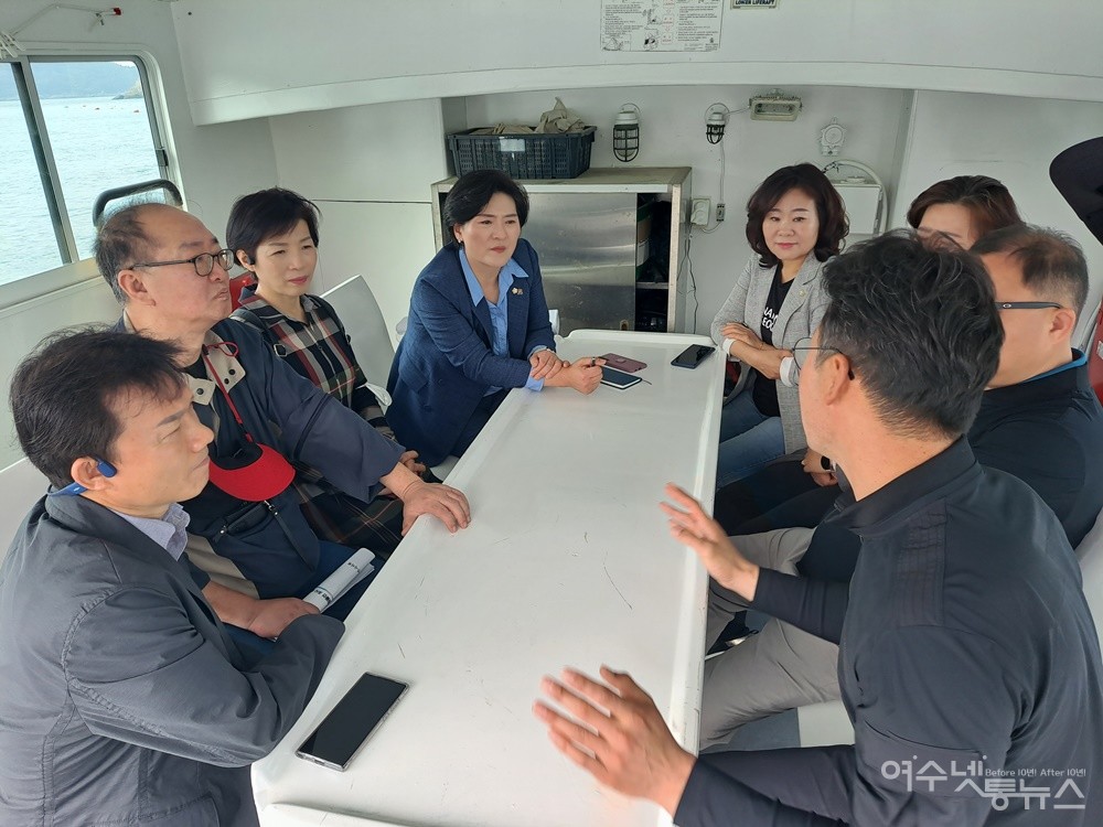 ▲당시 침몰선 추정지 바닷속을 수색했던 박정우 여수넷통뉴스 편집위원장이 선상에서 당시 상황을 설명하고 있다. ⓒ조찬현