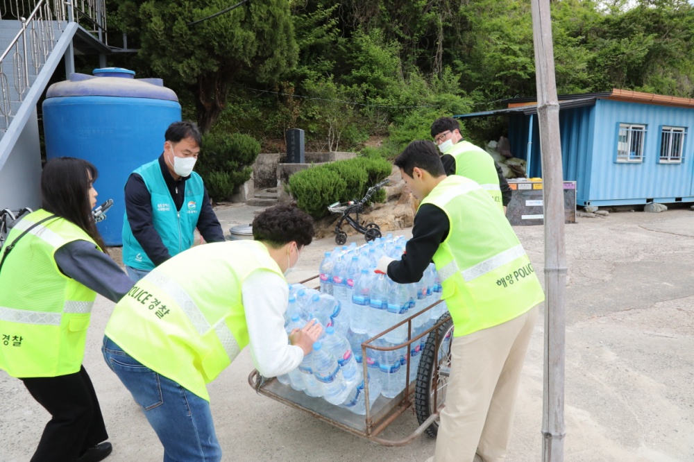 ▲ 민관 합동봉사단이 물 수급이 어려운 섬지역에 생수를 전달하고 있다
