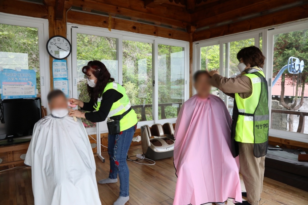 ▲ 자원봉사단이 미용 봉사 중이다.