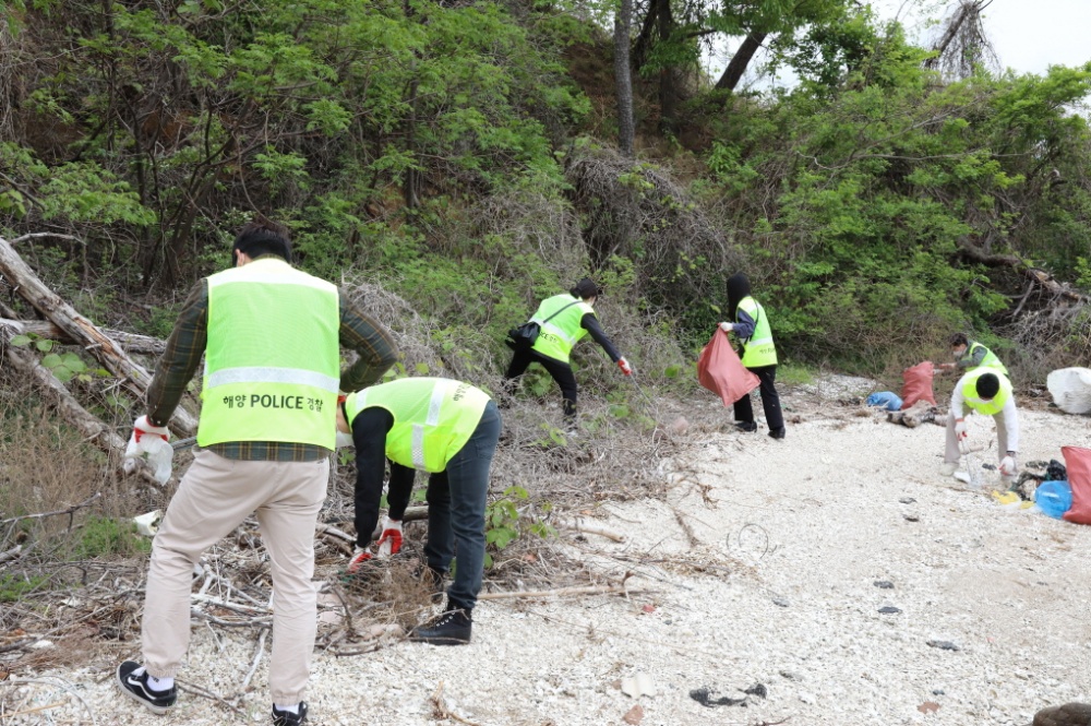 ▲ 해양경찰이 섬지역 해안 정화 활동에 나섰다.