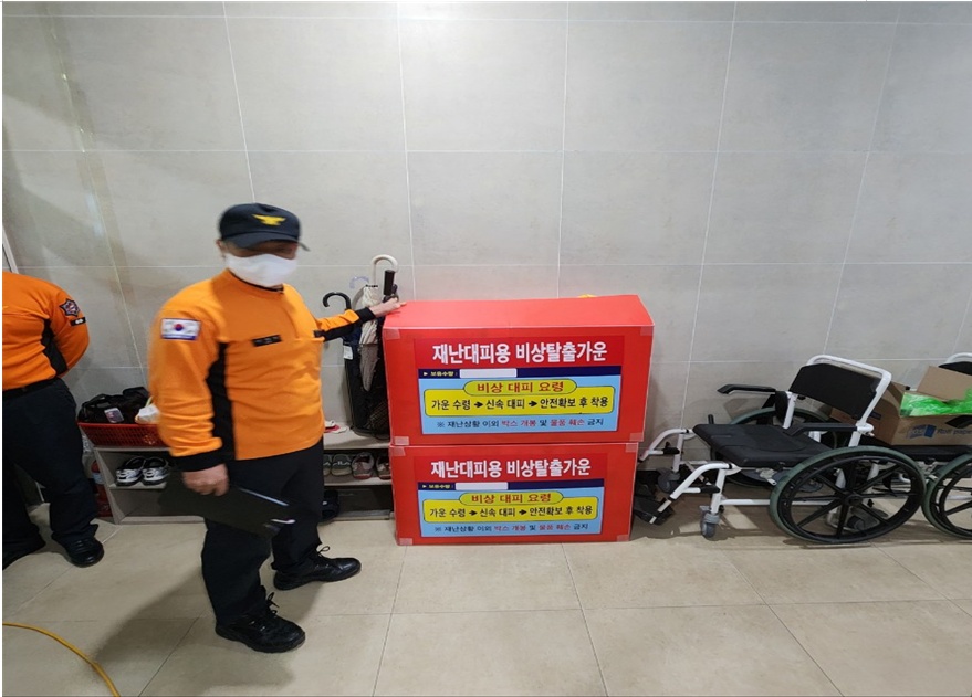 ▲ 진남체육관 수영장에 비치된 비상탈출가운