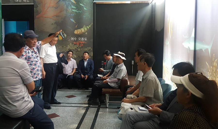 돌산 주민들은 수시로 모여 무슬목 목장용지의 국가 환수를 논의하고 있다. (자료사진)