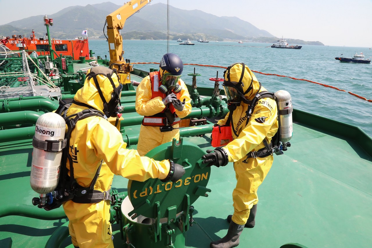 ▲ 해양경찰이 오염물질의 농도를 측정중이다