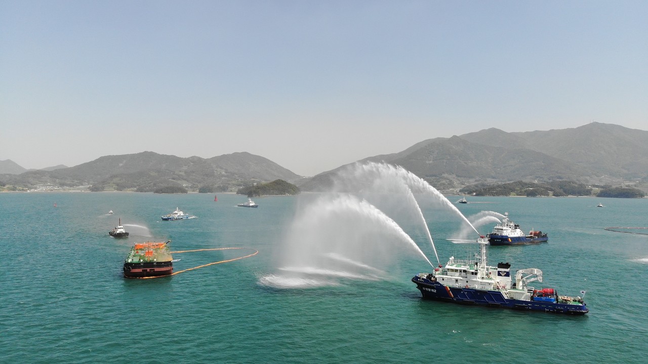 ▲ 해양경찰이 해양오염사고 대응 훈련을 진행중이다