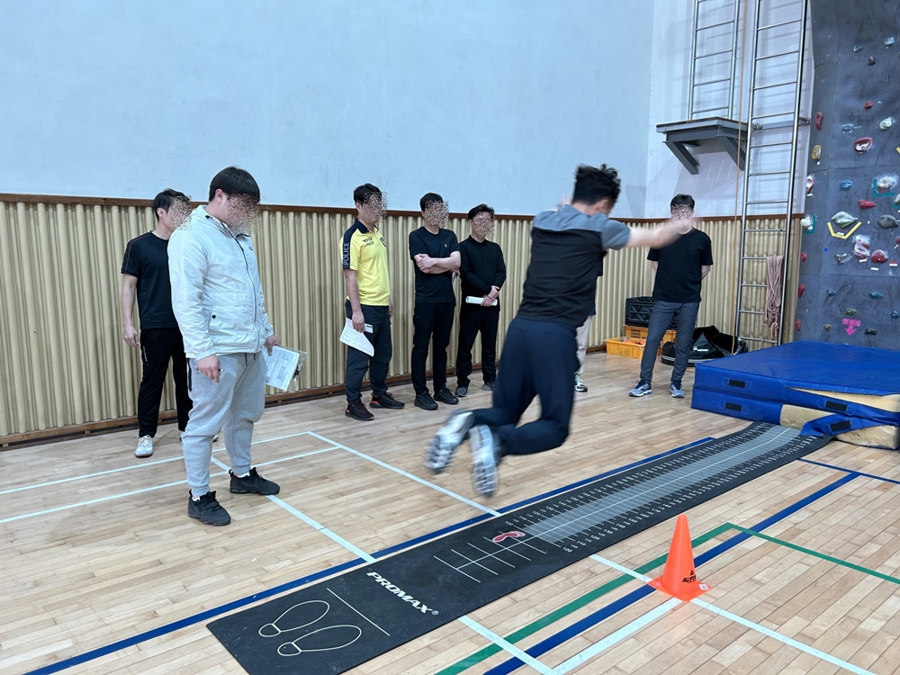 ▲제자리 멀리뛰기 측정 모습