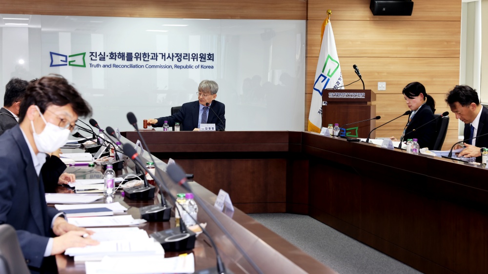 ▲ 김광동 위원장이 26일 진실화해위원회 대회의실에서 열린 첫 회의를 주재하고 있다.