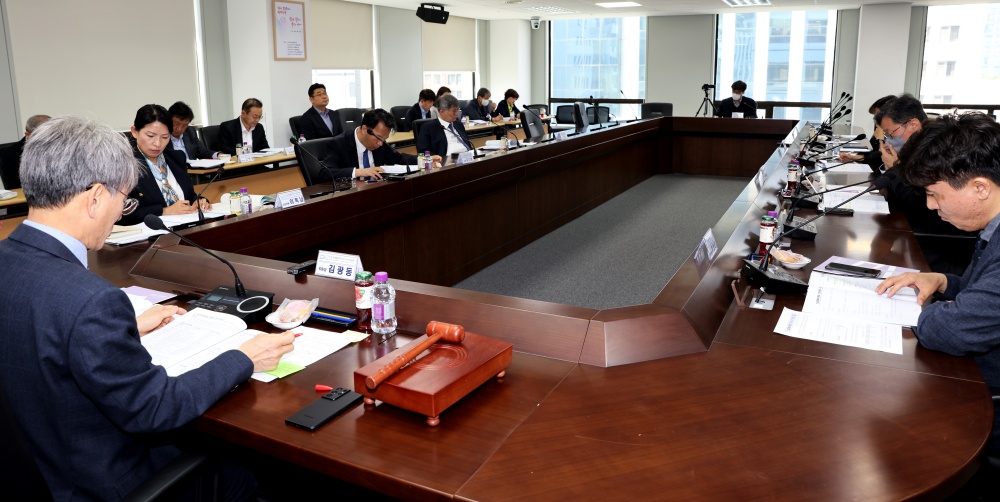 ▲ 2대 위원회 첫 회의인 제53차 위원회가 26일 서울 중구        진실화해위원회 대회의실에서 열리고 있다.