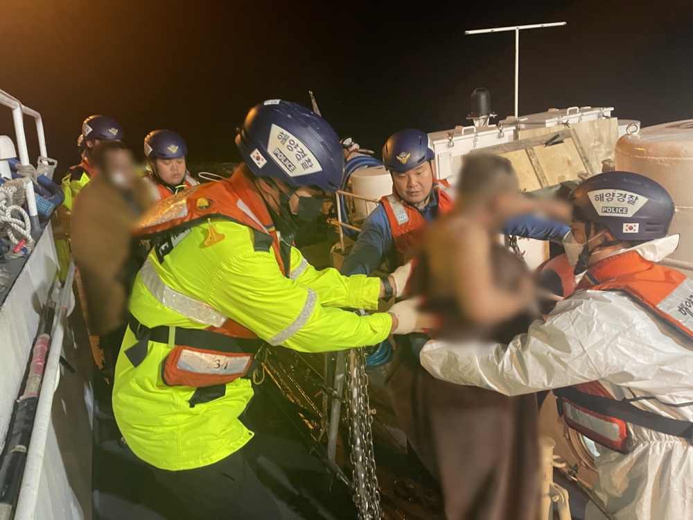 ▲ 해경이 환자를 이송하고 있다.