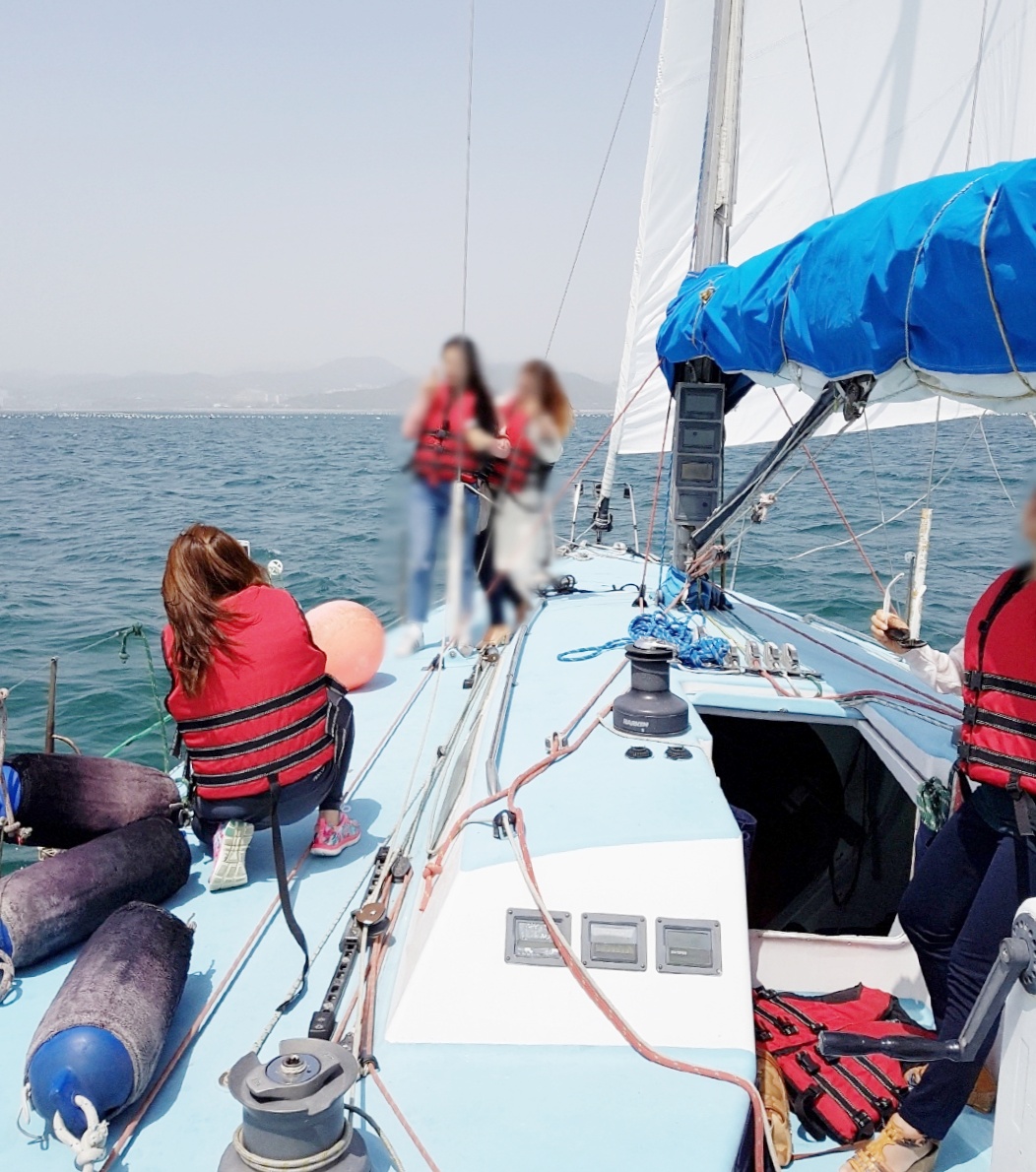 ▲ 요트승선체험을 즐기고 있는 시민들