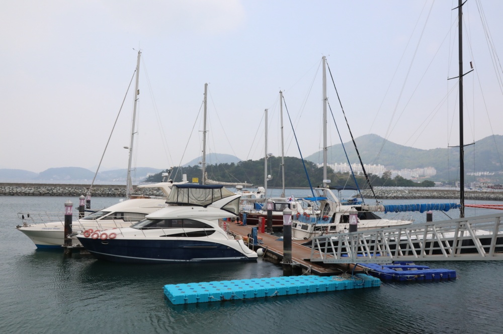 ▲  이순신 마리나항에 요트들이 계류되어 있다.