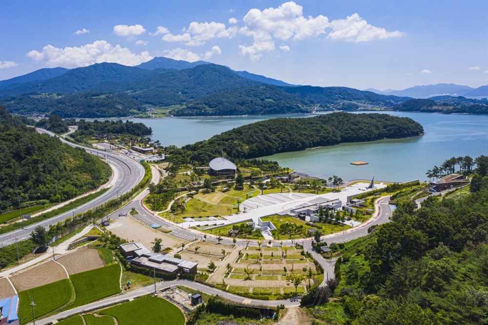▲남해군 문화관광과에서 다운받은 사진으로 이순신순국공원일대의 그림이 선명하게 나와있다. 바다 가운데 길게 뻗어나온 반도의 숲속에 '이락사'와 '첨망대'가 있고 그 뒷편 바다가 관음포다 ⓒ남해군 문화관광과