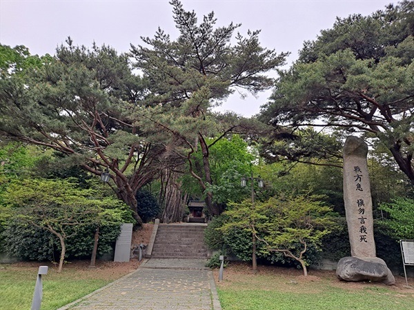 ▲이락사 올라가는 오른쪽 석비에는 이순신 장군의 유언이 적혀있다. ⓒ오문수