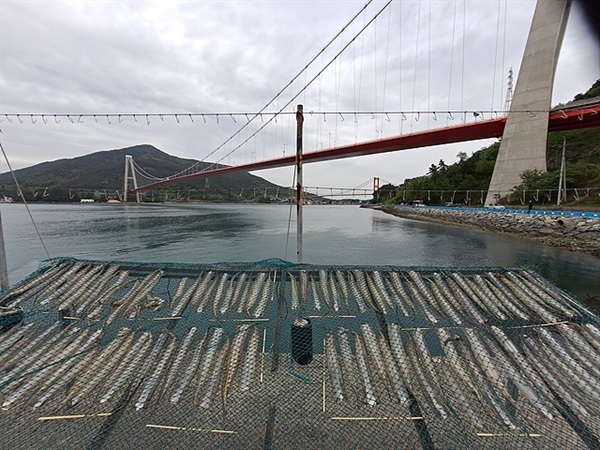 ▲  남해를 방문하는 관광객이 늘자 40년된 남해대교를 대체할 목적으로 2018년 9월에 개통된 노량대교가 보인다. 뒤에 보이는 다리가 남해대교다. ⓒ오문수